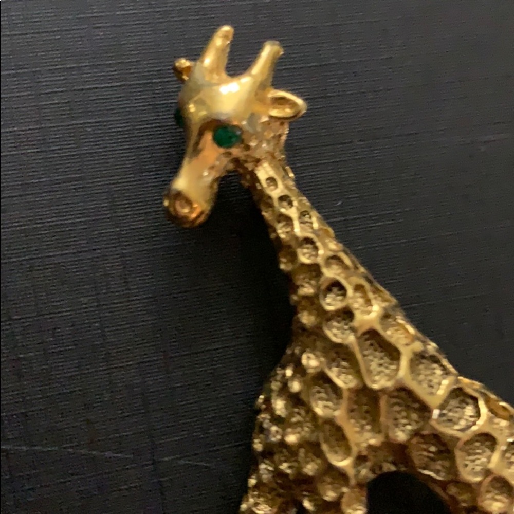 Giraffe brooch has green eyes - Picture 1 of 4